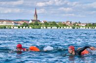 WaPo Bodensee – Paul Schott (Tim Wilde, l.) und Max Behringer (Jan Ruff, r.) beim Freiwasser-Schwimmen im Bodensee.