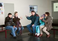 Weissensee – Martin (Florian Lukas, l.) und Katja (Lisa Wagner, 2.v.l.) treffen sich mit den Simkows. Maria (Julia Brendler, r.) und Rainer Simkow (Oliver Breite, M.) haben sich mit einem Vaterschaftstest Gewissheit verschafft - sie sind nicht die leiblichen Eltern von Anna (Hedda Erlebach, 2.v.r.).