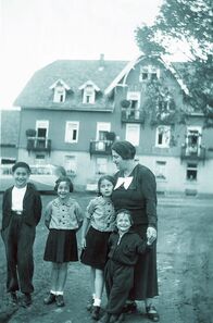 ZDF-History – Lilli Jahn mit Sohn Gerhard und den Töchtern Johanna, Ilse und Eva.