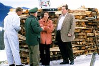 Der Bulle von Tölz – Die Situation spitzt sich zu, als auf den Quizmaster erneut ein Mordanschlag verübt wird, dem Claasen nur knapp entgeht. Benno (Ottfried Fischer, r.) und Sabrina (Katerina Jacob, 2.v.r.) untersuchen mit ihren Kollegen den Tatort.