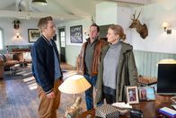 Die Chefin – Jan Pfister befand sich auch im Wirtshaus, aber leugnet etwas mit dem Mordopfer zu tun zu haben. Doch Vera findet heraus: beide arbeiten für die Waffenindustrie. Von links: Jan Pfister (Pablo Sprungala), Paul Böhmer (Jürgen Tonkel) und Vera Lanz (Katharina Böhm)