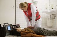 In aller Freundschaft – Schwester Miriam (Christina Petersen, oben) findet die gesuchte Patientin Anita Slotosch (Yvonne Yung Hee Bormann, unten) zusammengebrochen in einer Toilette.