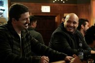 Chicago Fire – Chicago Fire Staffel 6 Folge 7 Entspannung nach getaner Arbeit: Yuri Sardarov als Otis, Joe Minoso als Joe Cruz Copyright: SRF/NBC Universal
