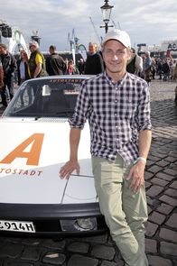 Triebwerk - Das Automagazin – Tim Schrick bei der Zielankunft der Auto Bild Klassik Rallye Die Nordsee Tour an der Fischauktionshalle, Hamburg, 15.09.2018