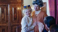 Triff... – Zum 90. Geburtstag der Königin Elisabeth II. (Jutta Speidel) organisierte ihr Enkel Prinz Harry (Johannes Heinrichs) eine Theateraufführung