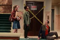 The Big Bang Theory – Bei ihnen herrscht häufig das Chaos: Leonard (Johnny Galecki, M.), Sheldon (Jim Parsons, r.) und Penny (Kaley Cuoco, l.) ...