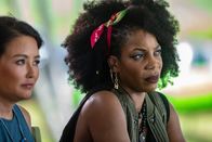 Death in Paradise – Neben Bliss Monroe (Elizabeth Tan, l.) zählt auch die Privatdetektivin Zelda Moncrief (Jocelyn Jee Esien, r.) zu den Verdächtigen, da sie vom Tatort geflüchtet ist. Hat sie etwas gesehen, was sie nicht sehen sollte?