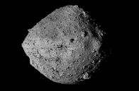 Rendezvous mit einem Asteroiden – Bennu hat die Form eines Kreisels und rotiert alle 4,3 Stunden um sich selbst. Als einer der 20.000 Asteroiden, die der Erdbahn sehr nahe kommen, bietet er sich für eine Untersuchung an. Doch bereits im Jahr 2175 könnte Bennu auf die Erde treffen ...