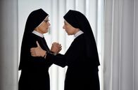 Um Himmels Willen – Oberin Theodora (Nina Hoger, r.) tröstet Schwester Hildegard (Andrea Sihler, l.) - sie wird ihre Schreibblockade überwinden.