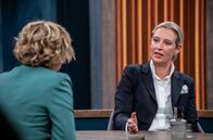Caren Miosga – Caren Miosga (l.) mit Alice Weidel (AfD, r.)