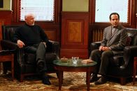 Monk – Nach dem plötzlichen Ableben Dr. Krogers muss sich Monk (Tony Shalhoub, r.) widerstrebend an seinen neuen Therapeuten Dr. Bell (Hector Elizondo, l.) gewöhnen.