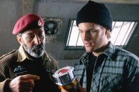 Vertical Limit - In größter Gefahr – Colonel Amir Salim (Roshan Seth, l.) erklärt Peter Garrett (Chris O’Donnell, r.) worauf er beim Umgang mit dem Sprengstoff achten muss.