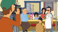 Bob's Burgers – Bob (r.) und seine Familie versuchen es mit Konkurrent Jimmy Pesto und dessen großen Superbowl-Event aufzunehmen, indem sie einen Superbowl-Werbespot für Bob's Burgers entwerfen. Dafür holen sich die Belchers Dokumentarfilmer Randy (l.) mit ins Boot, der bei den Dreharbeiten mithelfen soll ...