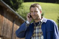 Der Bergdoktor – Hans Gruber (Heiko Ruprecht) versucht den Avancen von Mia Thalbach zu widerstehen.