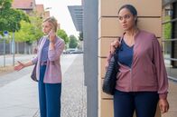 In aller Freundschaft – Dr. Lucia Böhm (Vanessa Rottenburg, re.) belauscht die Wenke Trab (Nadja Bobyleva, li.), die Mutter ihrer kleinen Patientin Lotta, deren Verhalten den Ärzten der Sachsenklinik Rätsel aufgibt.