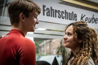 Marie Brand – Marten Keuber (Luke Matt Rönten) ist überrascht Ela Malik (Saron Degineh) vor der Fahrschule seiner Eltern zu treffen.