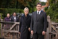 Inspector Barnaby – Sie alle geben dem ermordeten Eric das letzte Geleit: Clara Trout (Joanna Scanlon, l.), Armand Stone (Sanjeev Bhaskar, 2.v.l.), Penelope (Caroline Goodall, 2.v.r.) und Julian Calder (Adrian Lukis, r.).