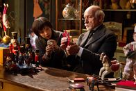 Hugo Cabret – Beinahe zu spät kann Hugo (Asa Butterfield, l.) das Geheimnis des griesgrämigen Spielzeug-Ladenbesitzers Georges Méliès (Ben Kingsley, l.) lüften ...