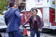 MacGyver – Kann Hackerin Riley Davis (Tristin Mays, r.) MacGyver helfen, seinen Gegenspieler "The Ghost" zu finden und ihn endlich hinter Gitter zu bringen?