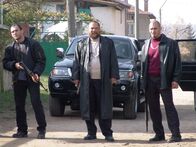 The Mechanik – Nick Cherenko hat zur Ruhe gesetzt und arbeitet nun als Mechaniker. Doch bei einer Schießerei in seinem Dorf töten der Drogendealer Sasha (Ivan Petrushinov, M.) und seine Leute Nicks Familie. Daraufhin schwört dieser bitterliche Rache ...