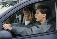 Malcolm mittendrin – Reese (Justin Berfield, r.) ist in seiner ersten Fahrstunde völlig überfordert. Seine Freundin Jackie (Rheagan Wallace, l.) findet das amüsant ...