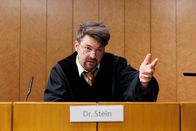 Browser Ballett – Richter Dr. Jochen Stein (Schlecky Silberstein aka Christian Brandes) sieht sich mit einem komplexen Fall rund um das Thema Sexismus, Nacktheit und körperliche Selbstbestimmung konfrontiert. Dabei will er eigentlich nur Dienst nach Vorschrift und ein paar unangebrachte Sprüche machen.