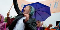 Beckenrand Sheriff – Lisa (Sarah Mahita) feuert bei einem Turnier ihre Wasserballmannschaft mit Sali im Tor an.