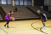 Hawaii Five-0 – Siobhan (Nia Holloway, l.); Metta World Peace (Metta World Peace, r.)