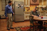 Two and a Half Men – Sind sich mal wieder nicht einig: Berta (Conchata Ferrell, r.) und Alan (Jon Cryer, l.) ...