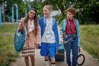 Schloss Einstein – Reena (Sophia Leonie Mauritz, li.) muss ihre Komfortzone verlassen um mit Chiara (Jamila Weintritt, mi.) und Ava (Mia Stieber, re.) das Fotoshooting erfolgreich durchzuziehen.