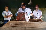 Mayday - Alarm im Cockpit – HAMILTON, ONTARIO - Indonesische Ermittler beobachten, wie die Flugschreiber von Garuda-Flug 152 für den Versand verpackt werden. (Bildnachweis: Cineflix/Steven Lungley)