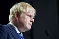 Wer ist Boris Johnson? – Der britische Premierminister Boris Johnson bei einer Pressekonferenz im Hotel Bellevue nach dem G7-Gipfel am 24. August 2019 in Biarritz