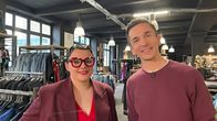 pur+ – Moderator Eric Mayer herausfinden, welche Wirkung Kleidung auf uns selbst und andere hat. In einem Second-Hand-Laden dürfen Jugendliche ein Outfit zusammenstellen, um einen bestimmten Aspekt ihrer Persönlichkeit zu betonen.