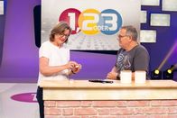 1, 2 oder 3 – Prof. Dr. Jessica Freiherr (l.) ist Neurowissenschaftlerin und erklärt Elton (r.) wie unser Geruchsinn funktioniert und warum er so wichtig ist.