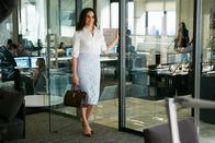 Suits – Rachels (Megan Markle) Position in der Kanzlei verbessert sich. Doch während ihre berufliche Karriere bergauf geht, gibt es in ihrer Liebesbeziehung zunehmend Spannungen.