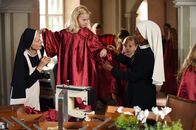 Um Himmels Willen – Schwester Agnes (Emanuela von Frankenberg, l.) und Schwester Lela (Denise M'Baye, r.) kleiden Frederike (Anastasia Zander, M.) für ihren Auftritt mit dem Kinderchor ein.