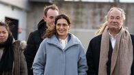 Check Check – Sabine Grünberg (Doris Golpashin, l.); Herr Weber (Hartmut Volle, r.)