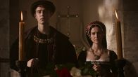 Mythos Heinrich VIII. – Heinrich VIII. und Katharina von Aragon heiraten kurz nach seiner Krönung. Aus Liebe wird zunehmend Verbitterung, als sie ihm keinen Thronerben schenkt.