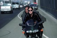Matrix Reloaded – Obwohl Rebellenführer Morpheus stets vor einer Fahrt auf dem Highway warnte, bleibt Trinity (Carrie-Anne Moss, vorne) keine andere Wahl, bei der Entführung des Schlüsselmachers (Randall Duk Kim, hinten) ...