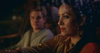 neoriginal: Deadlines – Elif (Jasmin Shakeri) fährt mit Hannes (Max Bretschneider) im Auto.