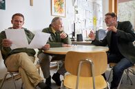 Hubert ohne Staller – Hubert (Christian Tramitz, l.) und Girwidz (Michael Brandner, M.) sind in der Schule eingetroffen und befragen Rektor Sommer (Butz Buse, r.). Wer hatte ein Motiv Silvia Wiesner zu ermorden?