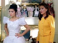 Gilmore Girls – Die Beziehung zwischen Emily (Kelly Bishop, r.) und Lorelai (Chelsea Brummet, l.) nahm durch die Schwangerschaft ihrer Tochter Schaden, der auch bis heute nicht ganz repariert ist ...