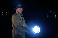 SOKO Wien – Der "Kuckuck" Edi Funke (Peter Faerber) wartet am geheimen Treffpunkt auf Anatol und das Team der SOKO Wien.