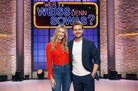 Wer weiß denn sowas? – Heute bei "Wer weiß denn sowas?": Schauspielerin und Model Nina Ensmann (l.) und Schauspieler und Musiker Jörn Schlönvoigt (r.).