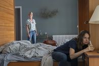 Lautlose Tropfen – Suse (Mira Bartuschek, l.); Franziska (Stefanie Stappenbeck, r.)