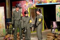 The Middle – Frankie (Patricia Heaton, M.) und Mike (Neil Flynn, l.) beschließen, jedem ihrer Kinder einen Tag zu schenken, an dem es bestimmen darf, was unternommen wird. Axl (Charlie McDermott, r.) schleppt seine Eltern zum Paintball, wo Unerwartetes ans Licht kommt ...