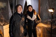 SOKO Köln – Doreen Wieland (Luise Helm, l.) zeigt Kommissarin Lilly Funke (Tatjana Kästel, r.) die Schäden, die ein schwerer Sturm vor einigen Monaten im Haus ihrer ermordeten Nachbarin angerichtet hatte.
