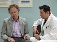 In aller Freundschaft – Bei der Untersuchung von Wolfram Brentano (Thomas Bading, links) stellt sich heraus, dass es sich um einen Tumor am Hörnerv handelt. Er muss also am Kopf operiert werden, aber damit können die Ärzte einer Verschlimmerung vorbeugen. Dr. Philipp Brentano (Thomas Koch) versucht seinen Onkel zu beruhigen.