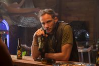 Deadly Tropics – Pierrick Humbert (Victor Pontecorvo) verachtet Frauen. Als er erfährt, dass sein Kumpel tot ist, ist er am Boden zerstört.