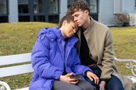 Sturm der Liebe – Ana (Soluna-Delta Kokol, l.) lässt in einem schwachen Moment Philipps (Robin Schick, r.) Nähe zu.; ARD STURM DER LIEBE FOLGE 4277 Uhr im ERSTEN. Ana (Soluna-Delta Kokol, l.) lässt in einem schwachen Moment Philipps (Robin Schick, r.) Nähe zu.